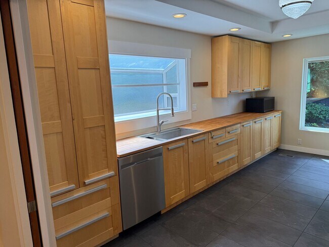 Building Photo - 2BR + Office Seward Park Home w/ A/C & 125...