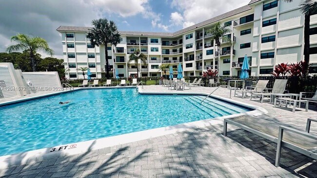 Building Photo - 900 River Reach Dr