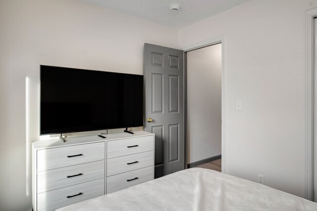 Building Photo - Furnished 3-Bedroom Home with Fenced Yard - Pet Friendly