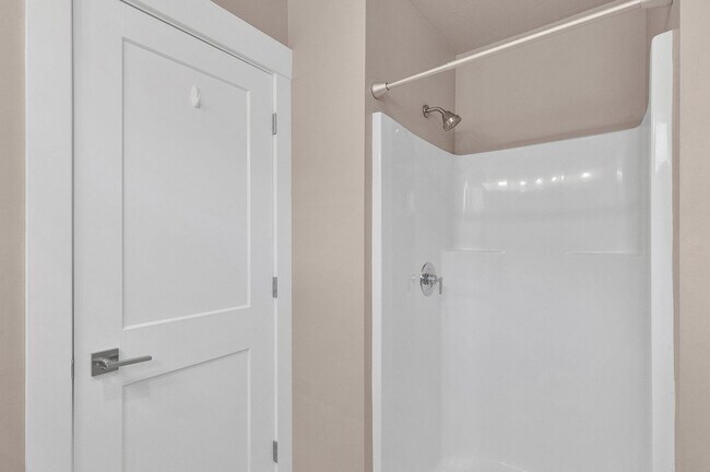 Building Photo - 3 Bed 2.5 Bath Townhome With Garage | $2,6...