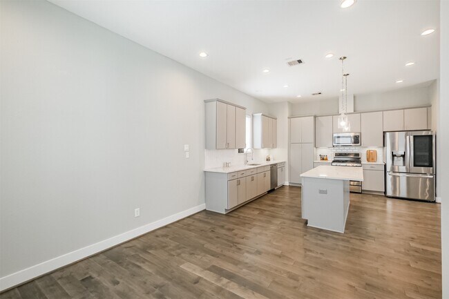 Building Photo - 1305 Mayfair Clarkson Ln