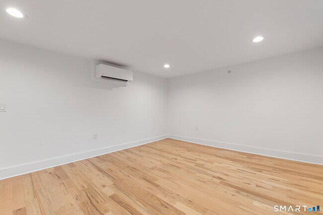 Building Photo - 523 Danbury Rd