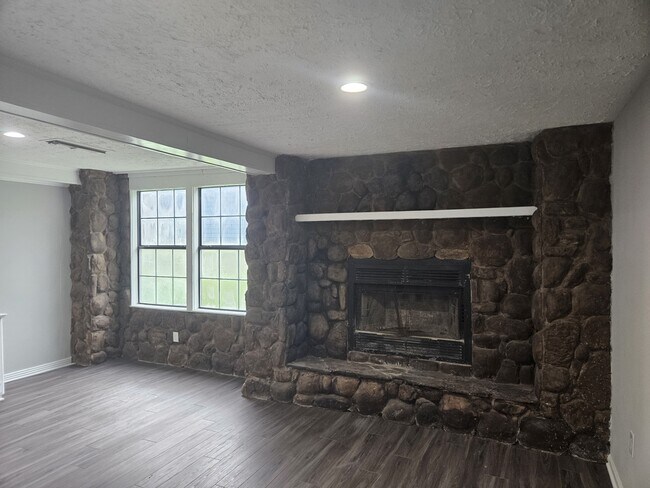Building Photo - 1305 St Lawrence River Rd