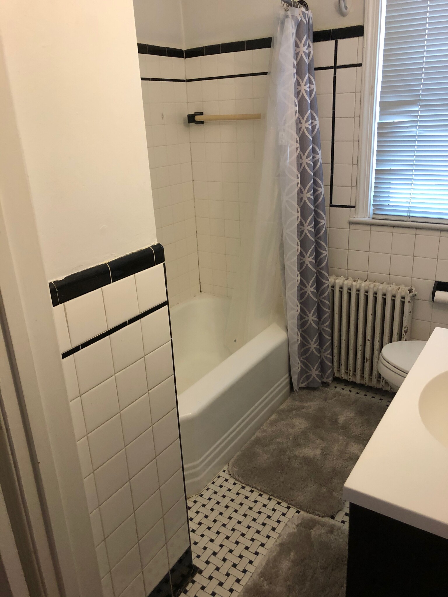 Full upper-level bathroom - 519 N Payne St