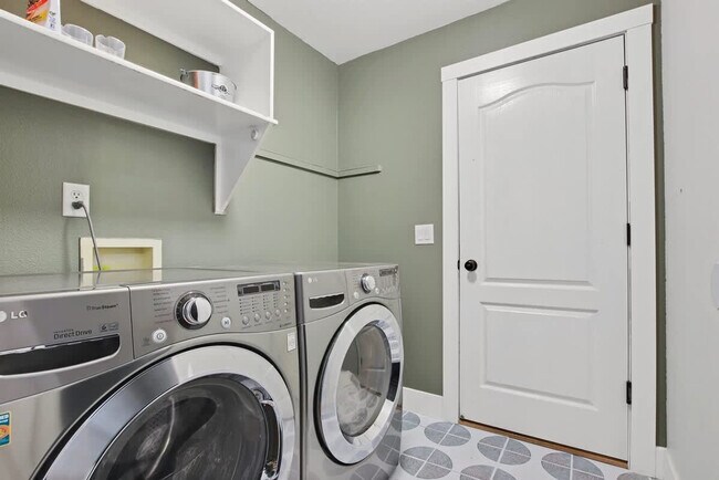 Building Photo - 4243 E Driftwood Dr