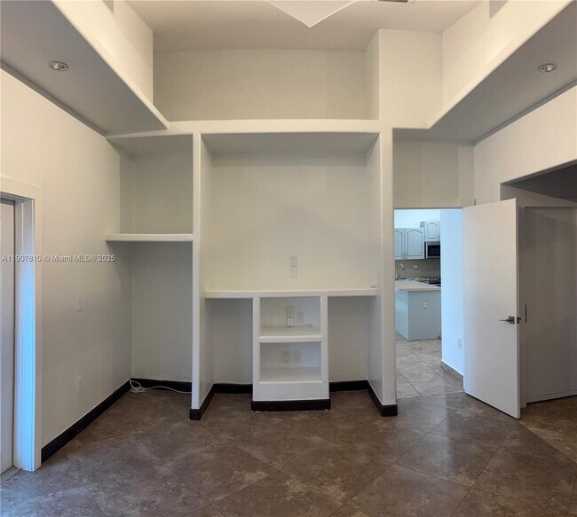 Building Photo - 709 SE 13th Terrace