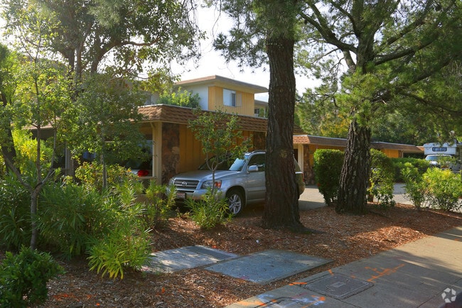 Building Photo - 1005 S Eliseo Dr