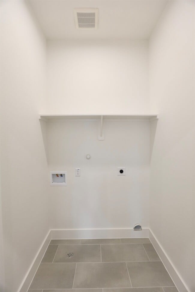 Building Photo - 421 E 41st St