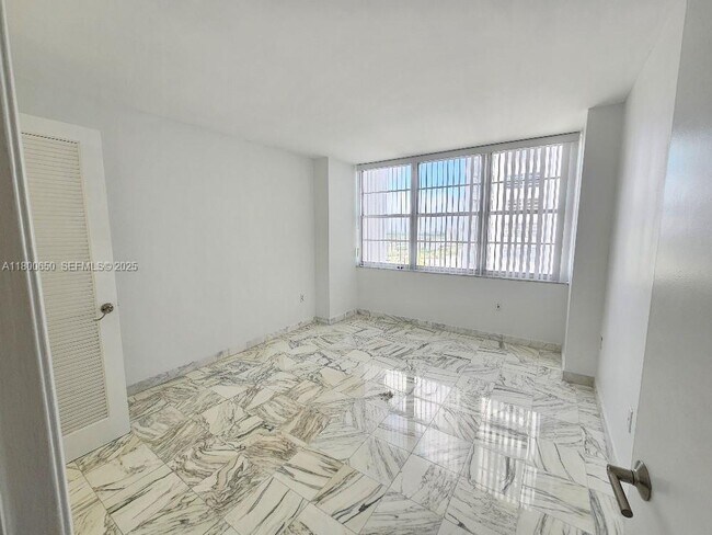 Building Photo - 18051 Biscayne Blvd
