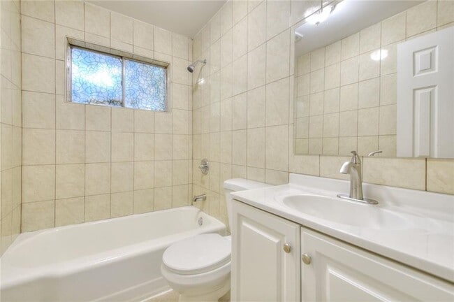 Building Photo - 3946 Green Oak Dr