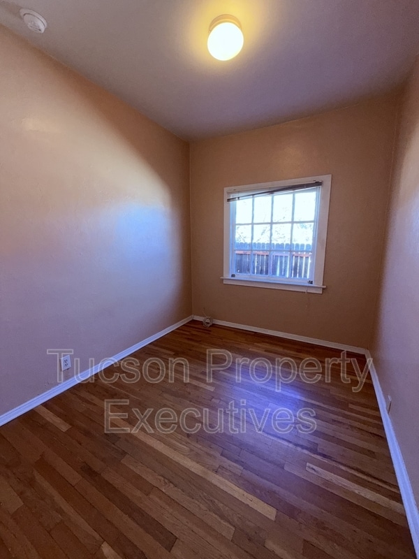 Building Photo - 1222 N Olsen Ave