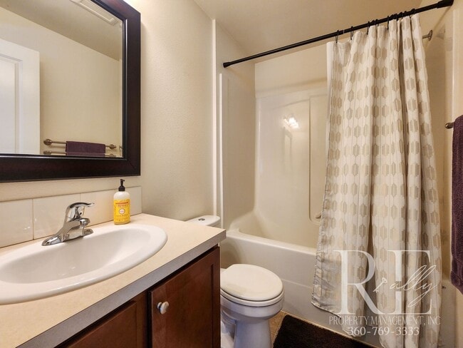 Building Photo - Spacious Silverdale Home with Large Fenced...