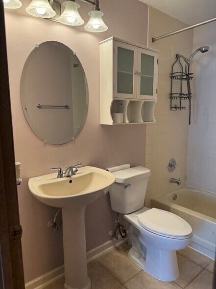 2nd bathroom 5x8 - 21W581 North Ave