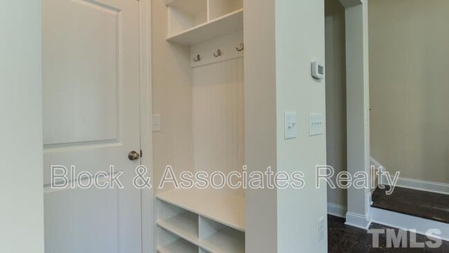Building Photo - 213 Begen St