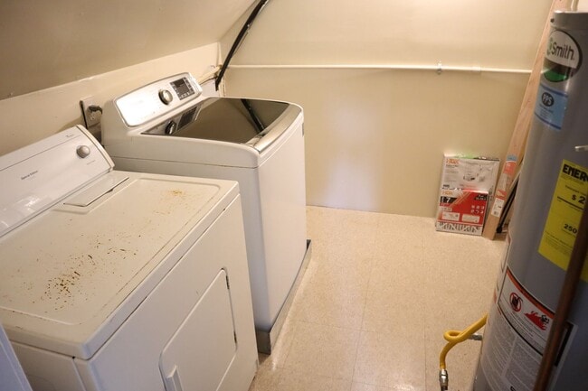 Building Photo - Very Cute 3 bedroom just 7 Minutes to Twin...
