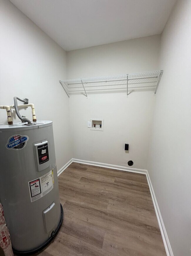 Building Photo - 121 Clyde Dr