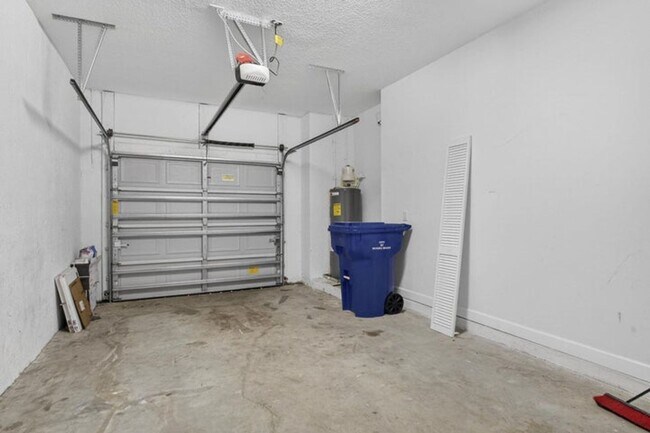 Building Photo - 4408 Hemlock Dr