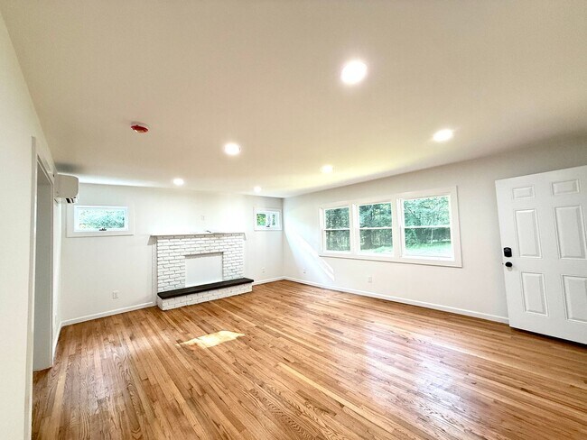 Building Photo - Oversized Renovated 1-Bedroom with Additio...