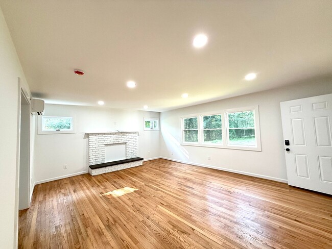 Building Photo - Serene & Spacious Fully renovated 1 BR ( 2...
