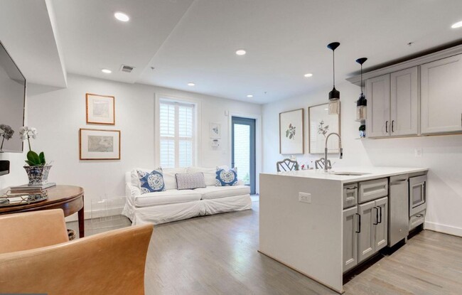 Building Photo - Glover Park Beauty with Parking