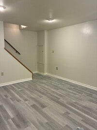 Building Photo - 2 Bedroom Townhouse