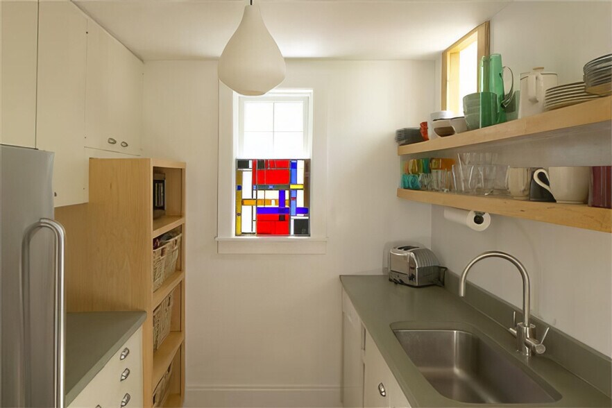 Building Photo - 3 Howland St