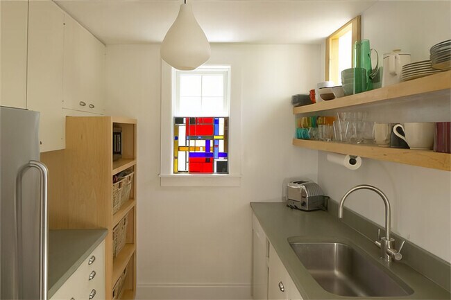 Building Photo - 3 Howland St