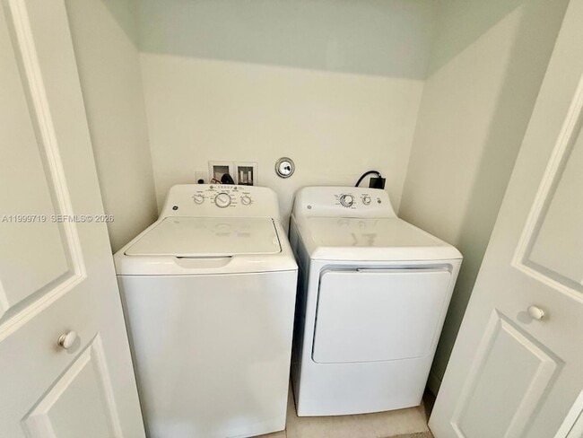 Building Photo - 6931 Harbours Edge Ave