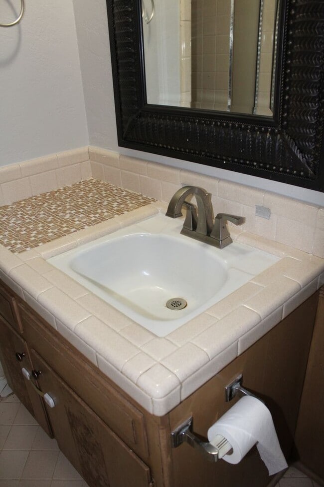 Building Photo - Huge Playroom - Family Room!