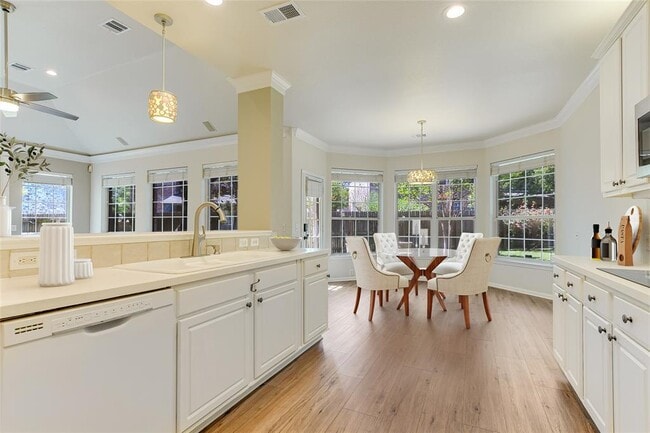 Building Photo - 10030 Estancia Ln