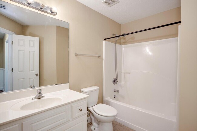 Building Photo - 153 Photinia Dr
