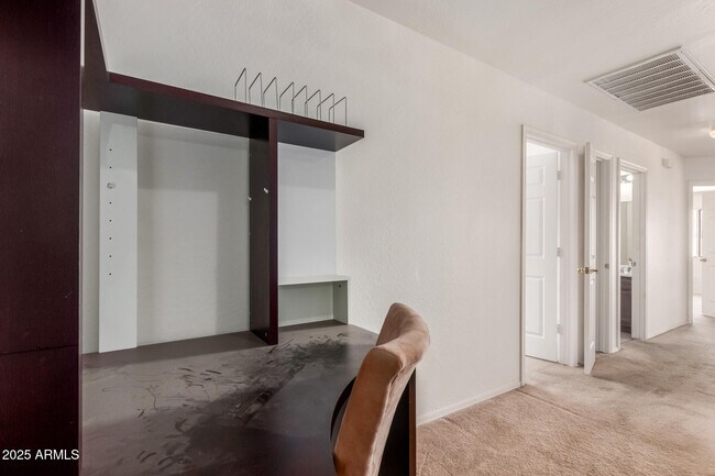 Building Photo - 608 W Rattlesnake Pl