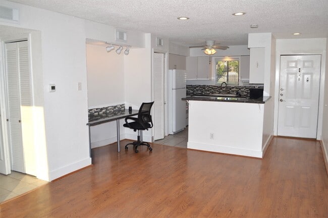 Building Photo - 12100 Melville Dr