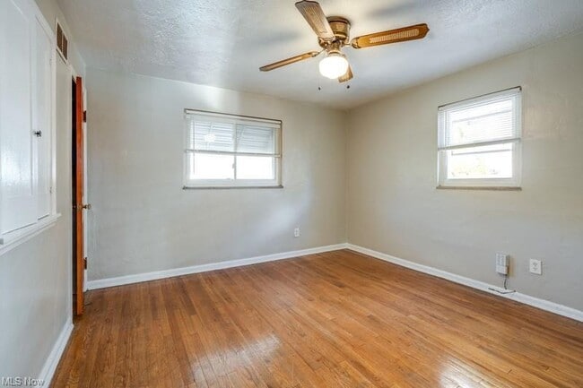 Building Photo - 275 E 200th St