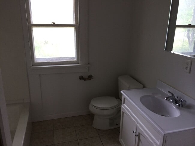 Building Photo - 408 Newell St