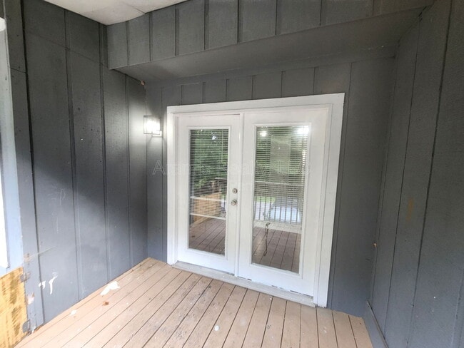 Building Photo - 120 Spring Ct