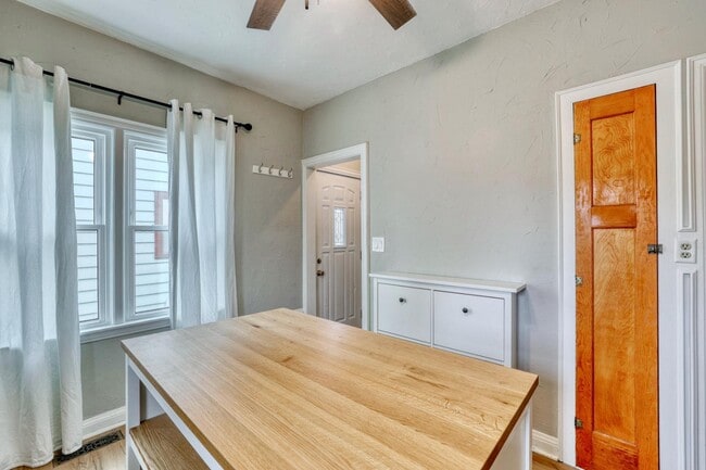 Building Photo - 122 S 77th St