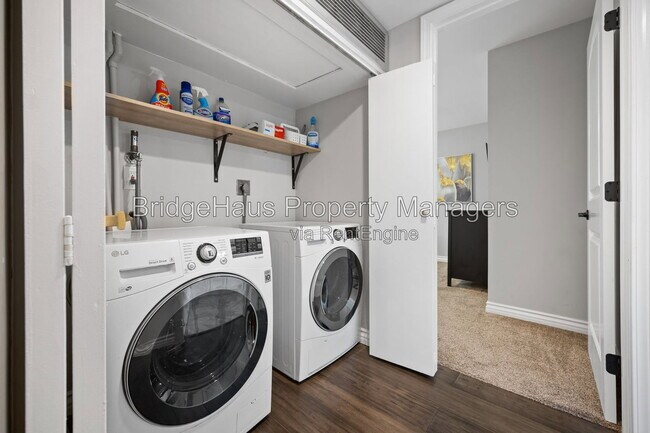 Building Photo - 2607 Pirineos Way