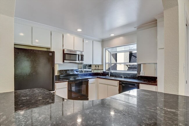 Building Photo - Spacious & Stylish Home in Pacifica’s Desirable Fairmont Neighborhood