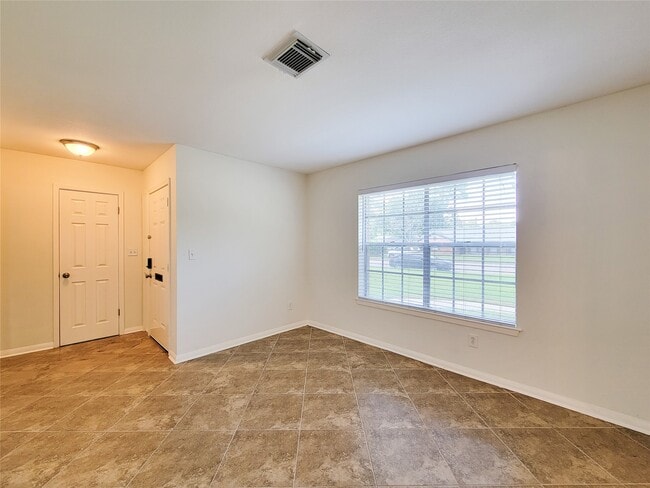 Building Photo - 2115 Forest Oaks Dr