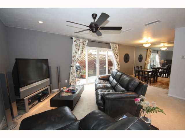 Building Photo - Upgraded End-Unit Townhome