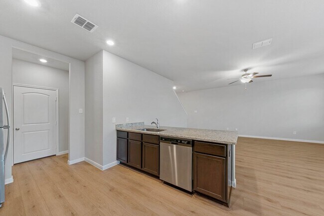 Building Photo - Spacious 3-Bed Townhome with Garage & Fenced Yard in New Braunfels – 1,920 Sq Ft!