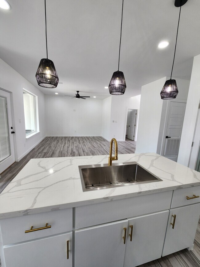 Building Photo - 706 W Seminole Ave