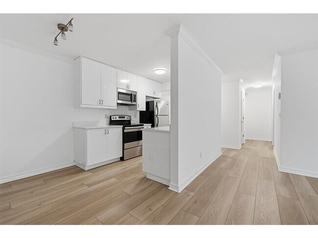 Building Photo - 821 Douglas Ave