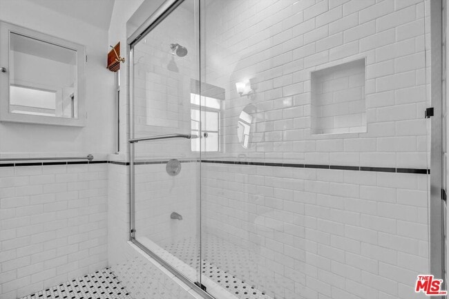 Building Photo - 350 S Roxbury Dr