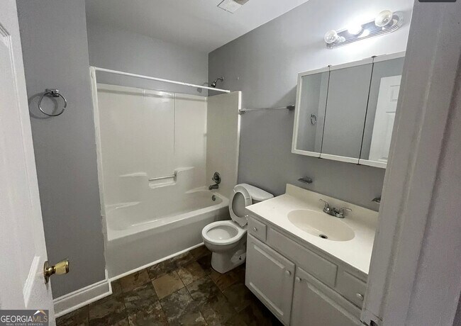 Building Photo - 170 Fair Oaks Dr