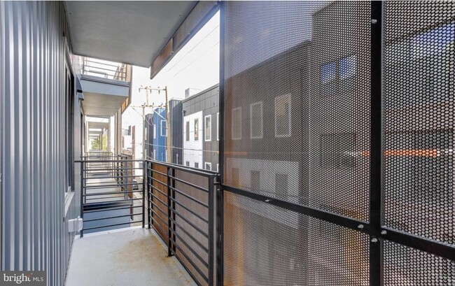 Building Photo - 2009 N Howard St