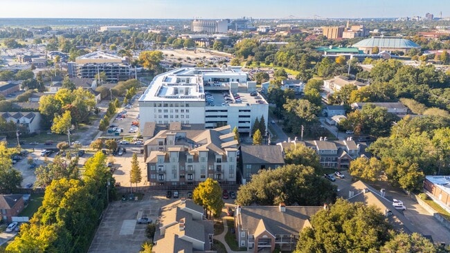 Building Photo - 2 Bedroom Condo Near LSU in a gated community