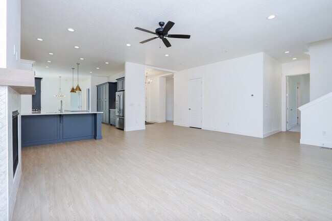 Building Photo - 12090 W Endsley St