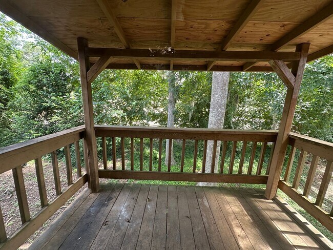 Building Photo - Upstairs unit on the golf course available NOW!!!